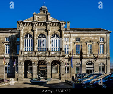 Domfront, Francia, Feb 2019, la facciata del palazzo del municipio di una città medievale in Orne, Normandia Foto Stock