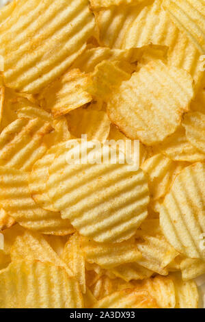 Organici ondulata salata Potato Chips pronto a mangiare Foto Stock