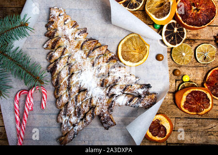 Albero di Natale la pasticceria su una tavola in legno rustico vista superiore Foto Stock