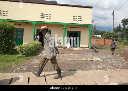 Kinigi, Ruanda. Il 7 ottobre, 2019. Un uomo cammina sulla strada nel settore Kinigi del distretto di Musanze, nord del Ruanda, il 7 ottobre, 2019. Ruandese di polizia ha detto che la situazione è stato normalizzato a seguito di un attacco mortale nel settore Kinigi, gateway al Parco Nazionale Vulcani delle Hawaii. Un gruppo di sconosciuti assalitori dotato di armi grezzo compresi coltelli e pangas e pistole hanno attaccato un villaggio nel settore Kinigi il 4 ottobre, lasciando almeno 14 morti. Credito: Lyu Tianran/Xinhua/Alamy Live News Foto Stock