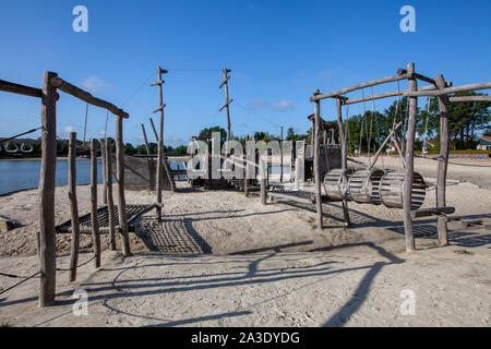 Colorato parco giochi in cantiere nel parco, un'immagine di colorato parco giochi per i bambini, senza figli Foto Stock