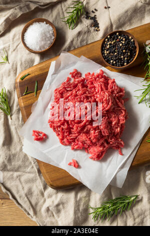 Materie organiche terra rossa le carni bovine macinate pronto per cucinare Foto Stock