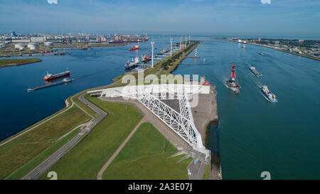 Fotografia aerea di Maeslantkering mareggiata barriera sulla Nieuwe Waterweg Paesi Bassi si chiude se la città di Rotterdam è minacciata da alluvioni e Foto Stock