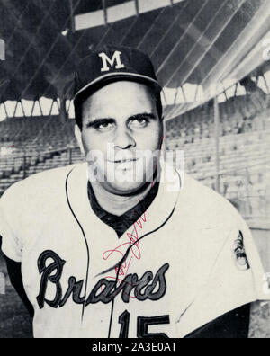 Degli anni Cinquanta era firmato foto in bianco e nero di Hall of Fame giocatore di baseball e manager Joe Torre con il Milwaukee Braves. Foto Stock