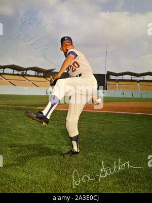 Anni sessanta era firmato foto souvenir della Hall of Fame Los Angeles Dodgers brocca Don Sutton. Foto Stock