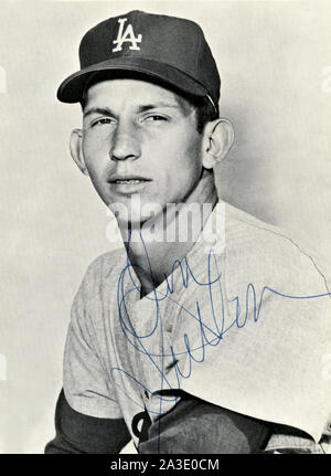 Anni sessanta era firmato foto souvenir della Hall of Fame Los Angeles Dodgers brocca Don Sutton. Foto Stock