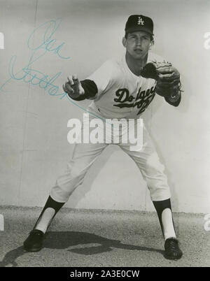Anni sessanta era firmato foto souvenir della Hall of Fame Los Angeles Dodgers brocca Don Sutton. Foto Stock
