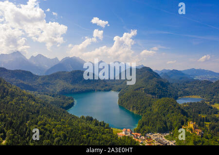 Vista aerea sul lago Alpsee e il Castello di Hohenschwangau, Baviera, Germania. Concetto di viaggi ed escursioni nelle Alpi tedesche Foto Stock