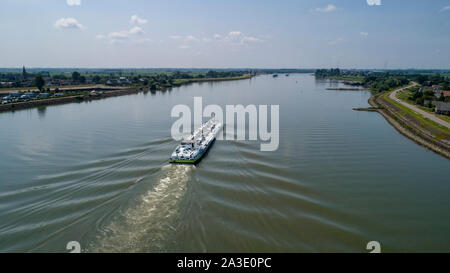 Vista aerea:Barge con carico sul fiume. Fiume, bettolina, autostrada con vetture di.. Nave da carico sul fiume Foto Stock