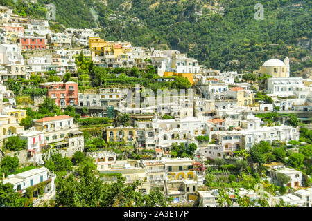 POSITANO, Italia - Agosto 2019: vista panoramica di case di impostare nella ripida collina nel comune di Positano, sulla Costiera Amalfitana Foto Stock
