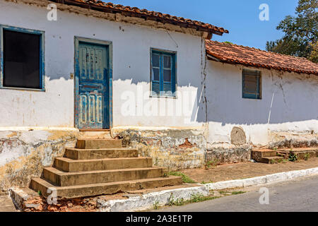 Vecchia casa spiovente con pareti potholed utilizzato da popolazioni povere all'interno del Brasile Foto Stock