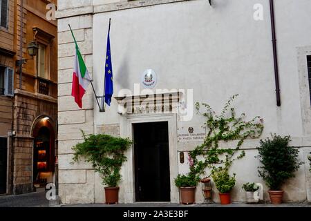 Ingresso alla Stazione Carabinieri di Piazza Farnese, stazione di polizia, Roma, Italia Foto Stock