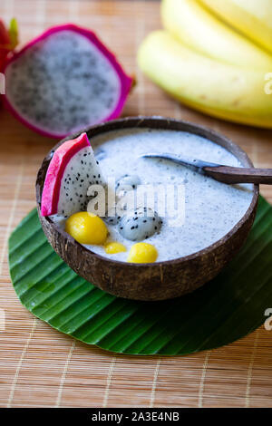 Dragon frullato di frutta nella tazza di cocco Foto Stock