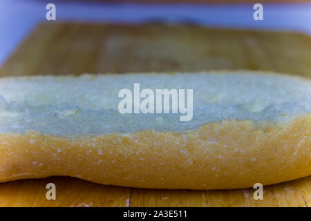 Baguette tagliate a metà, Baguette di pane, pane francese, organico baguette francese ad alta risoluzione galleria dell'immagine. Foto Stock