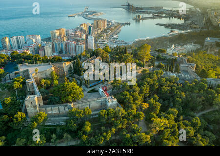 Vista aerea della Alcazaba di Malaga e il Castillo de Gibralfaro dall'arabo moresco volte nel sud della Spagna Foto Stock