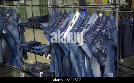 Magazzino del negozio, gli uomini e le donne , unisex jeans pantaloni jeans , un sacco di jeans pantaloni, vendita Foto Stock