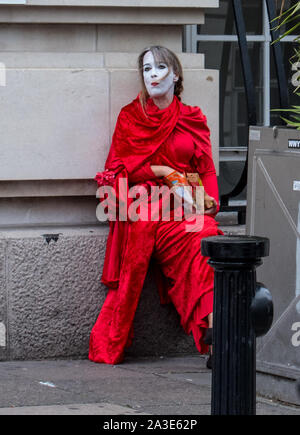 Westminster Bridge, Londra UK. Il 7 ottobre 2019. Bridge, Londra UK. La ribellione di estinzione il cambiamento climatico attivisti protesta sul Westminster Bridge. Un esaurito 'Rosso' Ribelle prende una pausa nel primo giorno di proteste a Londra. Celia McMahon/Alamy Live News. Credito: Celia McMahon/Alamy Live News Foto Stock