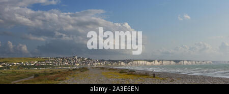 Panoramique sur la hâble d'Ault et la ville de Ault. Vue sur la plage d'Onival. Foto Stock