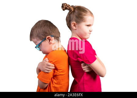 Sorella e fratello sono stati offesi reciprocamente. Isolato su uno sfondo bianco. Foto Stock