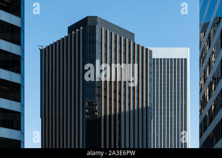 Due alto-aumento edifici per uffici incorniciato da due altri edifici nel secolo Città distretto commerciale di Los Angeles in California Foto Stock