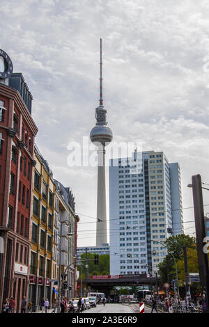 Ville de Berlino, la tour de la radio et les"immeubles", rue animée, Berlino est, Berlin ouest Foto Stock