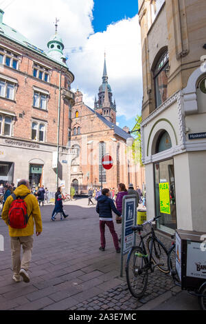 Copenhagen, Danimarca - 04 Maggio 2019: vista sulla strada della zona pedonale nel centro di Copenhagen, Danimarca Foto Stock