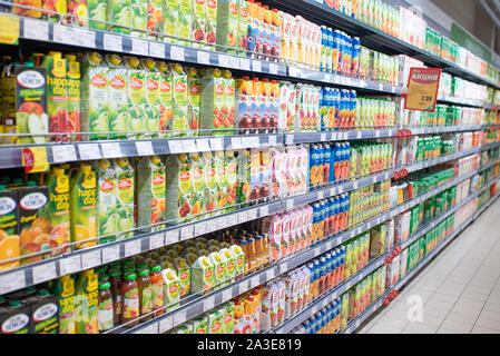 Minsk, Bielorussia - 27 Settembre 2019: un contatore con vari succhi di frutta e nettari di frutta in un supermercato. Foto Stock