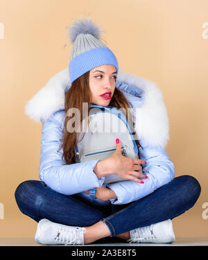 Questo è il mio. Felice vacanze invernali. donna in beanie hat con zaino. influenza e della stagione fredda. Borsa in pelle alla moda. caldo abbigliamento invernale. shopping. ragazza in cappotto soffiato. Pelliccia di moda. Foto Stock