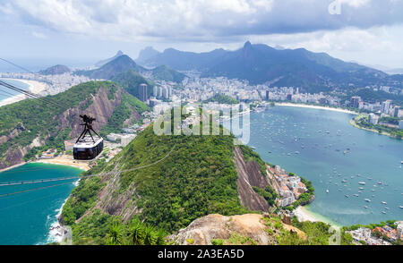 Rio de Janeiro/Brasile - 20 Ottobre 2018: Antenna vista dalla cima della montagna Sugar Loaf (Pão de Açúcar) e la famosa funivia (Bondinho). Foto Stock
