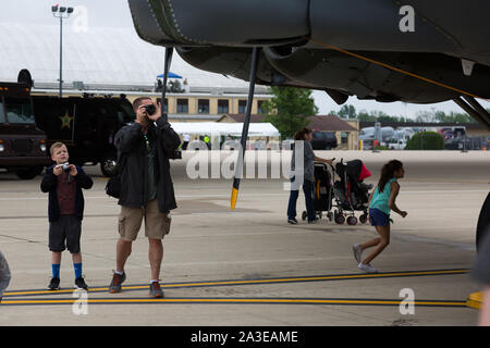 Un ragazzo e suo padre fotografano un iconico bombardiere B-17 in mostra al Fort Wayne Airshow di Fort Wayne, Indiana, USA. Foto Stock