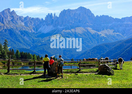 I turisti davanti al Giardino delle Rose gruppo montuoso, livelli,pneumatici, Alto Adige, Alto Adige, Italia Foto Stock