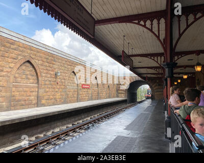 Orlando,FL/USA-10/6/19: Hogwarts Express Treno nel mondo di Wizarding di Harry Potter attrazione per gli Universal Studios theme park. Foto Stock