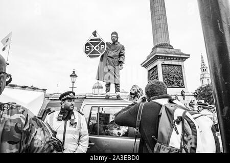 Estinzione Rebellion, occupare Trafalgar Square a Londra, chiedendo al governo di agire ora contro il cambiamento climatico Foto Stock