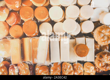 Bianco e scamorza affumicata nel cestello, italiano tipico formaggio raccolta sulla vitrine del mercato . Francese , Scamorze e cottage cheese .Dairy prod Foto Stock
