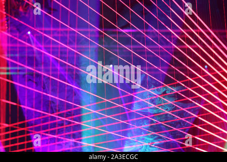 Luci laser show sul palco di night club party. Messa a fuoco selettiva. Foto Stock