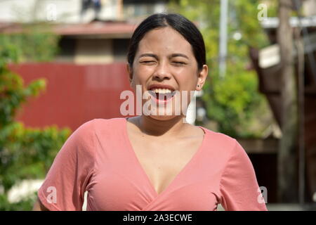 Bellissima femmina di minoranza con gli occhi chiusi Foto Stock