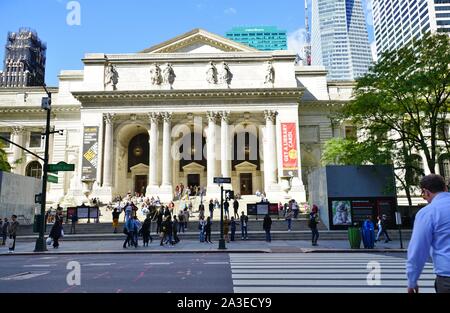 NEW YORK CITY, NY -4 OTT 2019- Vista del punto di riferimento New York Public Library è un edificio situato sulla Fifth Avenue e la 41st Street a New York City. Foto Stock