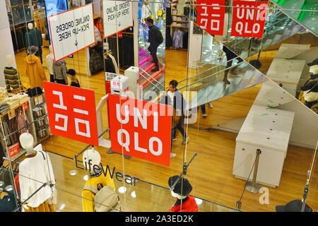 NEW YORK, NY -4 OTT 2019- vista sulla 34th Street negozio di moda giapponese rivenditore Uniqlo in New York si trova vicino alla Stazione Penn di New York City. U Foto Stock