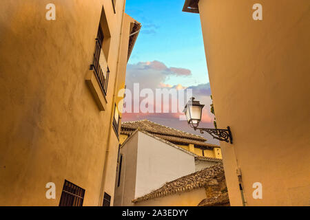 Strade di Granada e architettura spagnola in un suggestivo centro storico della città Foto Stock