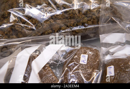 Monaco di Baviera, Germania. Xx Settembre, 2019. Hashish è sdraiato su un tavolo in un laboratorio del governo bavarese di polizia criminale (LKA). Credito: Sven Hoppe/dpa/Alamy Live News Foto Stock