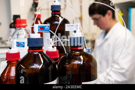 Monaco di Baviera, Germania. Xx Settembre, 2019. Un dipendente di laboratorio nel laboratorio del governo bavarese di polizia criminale (LKA) esamina un campione con un cromatografo. Credito: Sven Hoppe/dpa/Alamy Live News Foto Stock