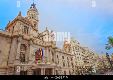 Valencia, Spagna - 2 Ottobre 2019: Central Plaza de Ayntamiento (Piazza del Municipio) in Valencia Situato nel centro storico della città Foto Stock