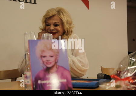 Napoli, Italia. 07 ott 2019. Sandra Milo, attrice italiana frequentare a Napoli la presentazione del libro intitolato Il corpo e l'anima. (Foto di Salvatore Esposito/Pacific Stampa) Credito: Pacific Press Agency/Alamy Live News Foto Stock