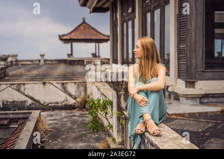 Turista in abbandonato e misterioso hotel in Bedugul. Indonesia Isola di Bali. Bali Concetto di viaggio Foto Stock