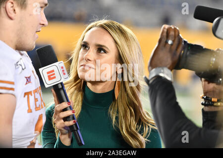 Morgantown, West Virginia, USA. 5 Ottobre, 2019. ESPN e ABC emarginare reporter MOLLY MCGRATH interviste Texas Longhorns quarterback SAM EHLINGER (11) dopo la partita di calcio giocato al campo alpinista a Morgantown WV. #11 Texas battere WVU 42-31. Credito: Ken Inness/ZUMA filo/Alamy Live News Foto Stock