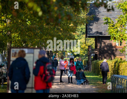 Potsdam, Germania. 07 ott 2019. Nelle giornate di sole turisti visitano la colonia russa Alexandrovka nel nord della capitale dello stato. Il re Federico Guglielmo III di Prussia aveva l'insediamento costruito nel 1826/27 per gli ultimi dodici cantanti russi di un coro precedentemente costituito da 62 soldati. È stato un Sito Patrimonio Mondiale dell'UNESCO in Potsdam dal 1999. Credito: Monika Skolimowska/dpa-Zentralbild/ZB/dpa/Alamy Live News Foto Stock