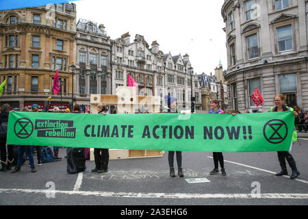 Londra, Regno Unito. 07 ott 2019. I dimostranti dalla ribellione di estinzione movimento tenere un banner durante la dimostrazione. Credito: SOPA Immagini limitata/Alamy Live News Foto Stock