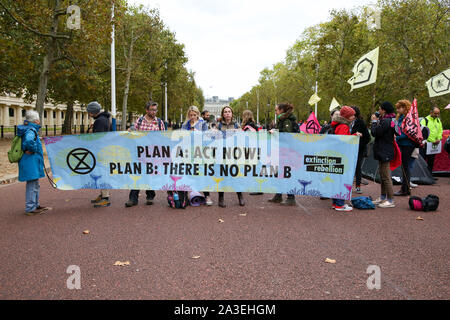 Londra, Regno Unito. 07 ott 2019. I dimostranti dalla ribellione di estinzione movimento tenere un banner durante la dimostrazione. Credito: SOPA Immagini limitata/Alamy Live News Foto Stock