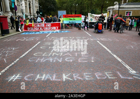 Londra, Regno Unito. 07 ott 2019. Graffiti è visibile sulla strada durante la dimostrazione. Credito: SOPA Immagini limitata/Alamy Live News Foto Stock