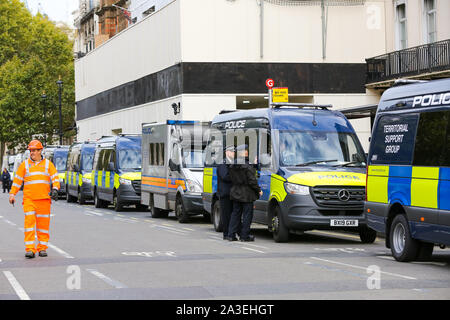 Londra, Regno Unito. 07 ott 2019. Furgoni di polizia sono visti a Whitehall durante la dimostrazione. Credito: SOPA Immagini limitata/Alamy Live News Foto Stock